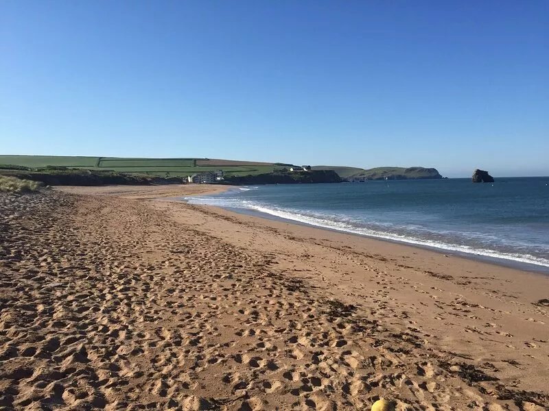 Spacious flat: stunning views, close to beaches and pub - family & dog friendly