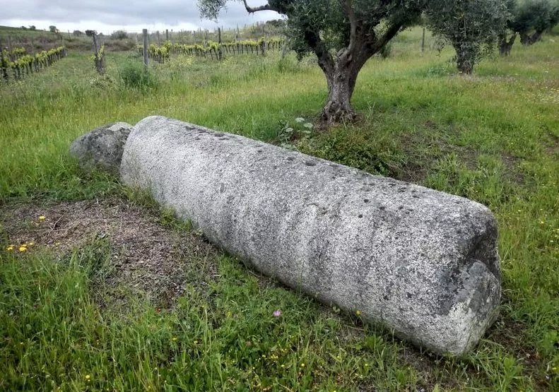 Nucleo de seis menires, na Herdade dos Perdigoes