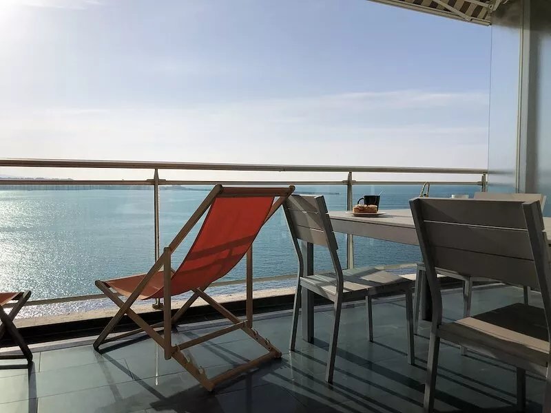 Superb apartment with a terrace facing the bay of St Jean