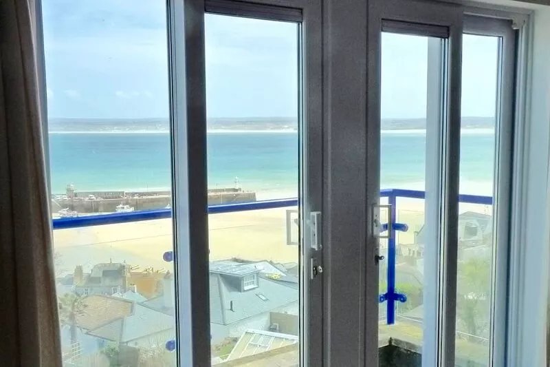 Seabirds House - Lovely 2 bedroom Flat with Best Possible Sea Views In St Ives