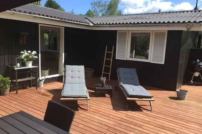 A pearl of a summer house close to both beach and city
