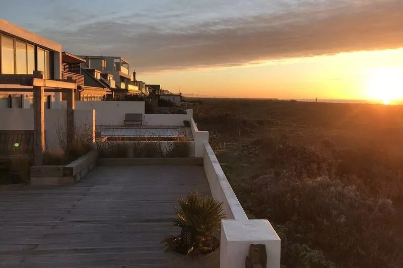 Beach House with huge deck & hot tub leading directly onto Shoreham Beach