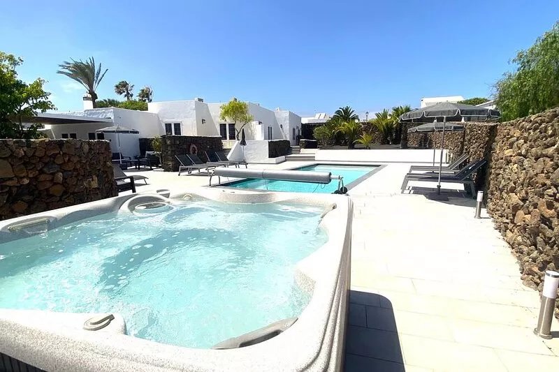Great Location, WIFI, Hot Tub, SKY Sports,  Air Conditioned, H pool, Pool Table
