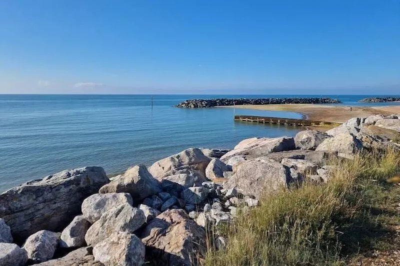 Goldeneye beachside paradise, large apartment, free parking, fast Wi-Fi
