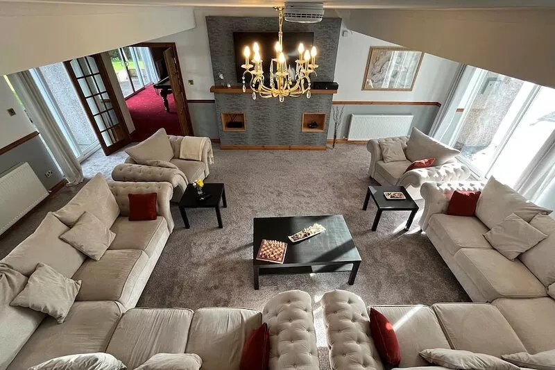 Luxurious 5 bedroom house with games room and beautiful views