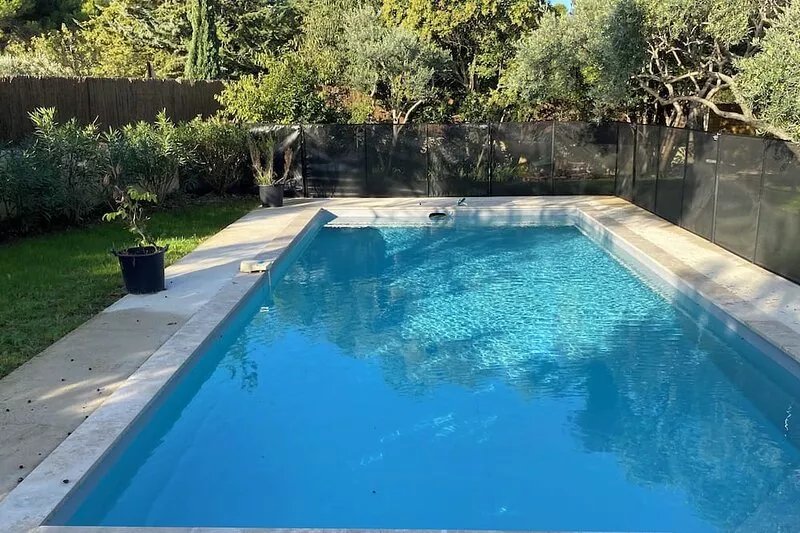 Maison de Vacances Avec Piscine en Plein Village du Luberon