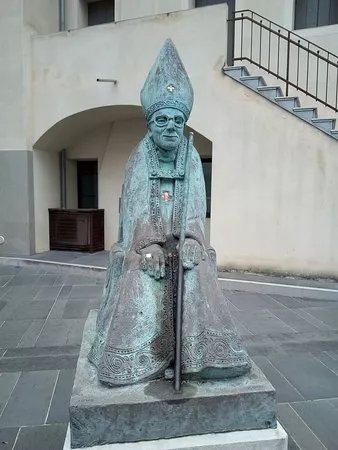 Statua a Monsignore Abramo Freschi Vescovo