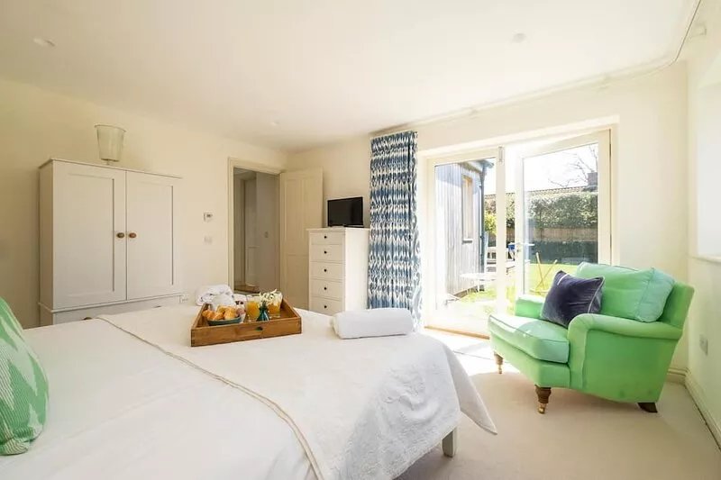Winton Lodge - sleeps 10 guests  in 5 bedrooms