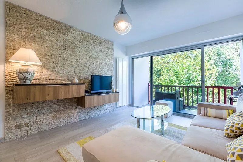 St Jean de Luz apartment in secure residence with swimming pool
