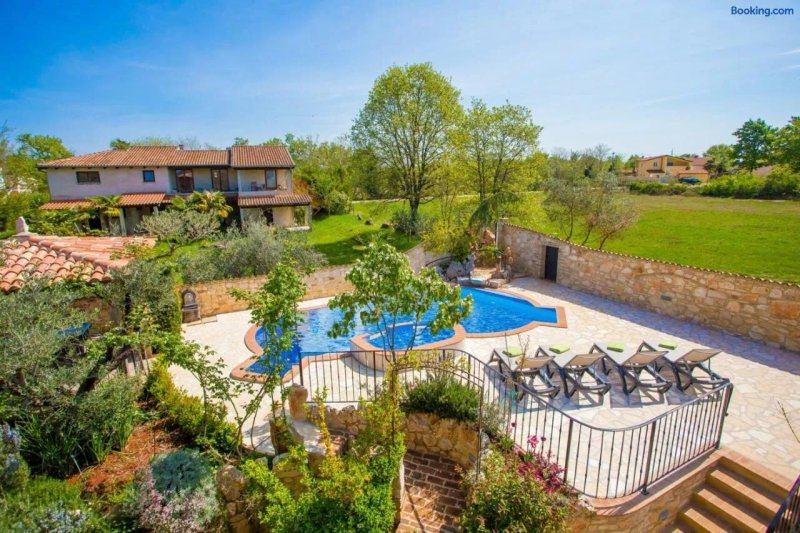 Apartment Complex Manuel Ograde With Swimming Pool and Garden