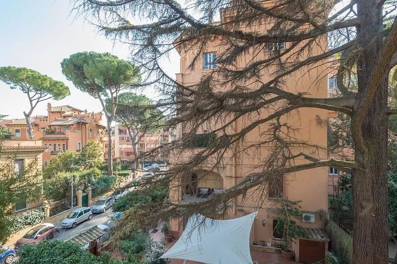 Charming, quiet, sunny two bedrooms in Trastevere with great view