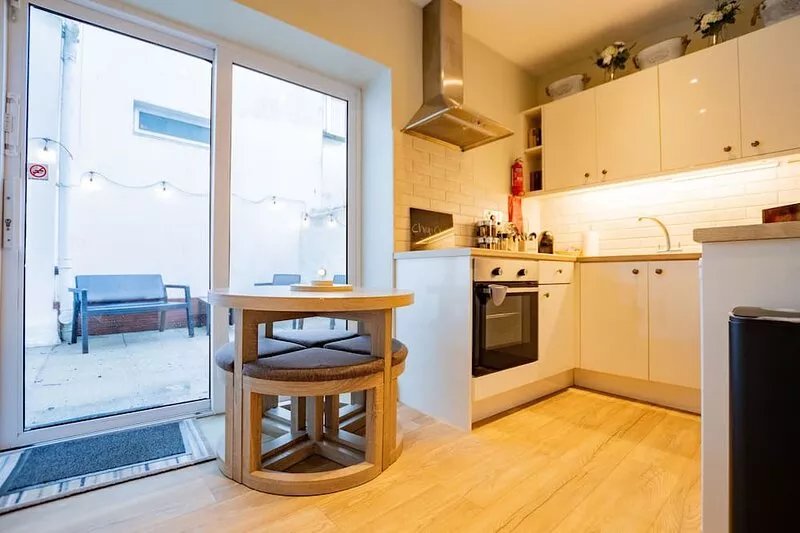 Sweet little townhouse in the centre of Galway City. 2 bedrooms/1 bathroom.