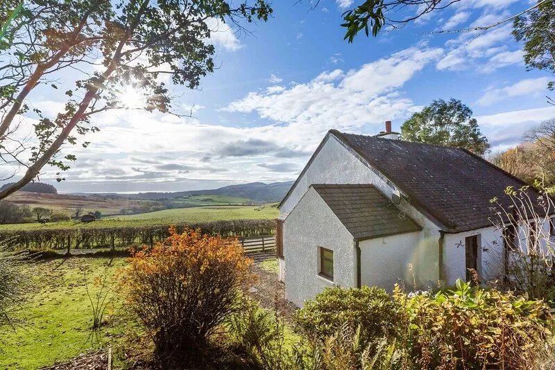Laghead Cottage -  a cottage that sleeps 6 guests  in 3 bedrooms