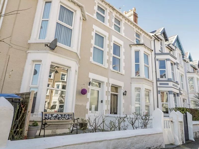 LISBOA, pet friendly, character holiday cottage in Llandudno