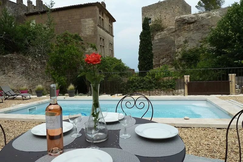 Bastidon of character in stone with swimming pool at the foot of the Luberon