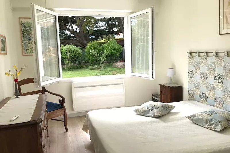 Ideally located large house next to the beach and the thalassotherapy