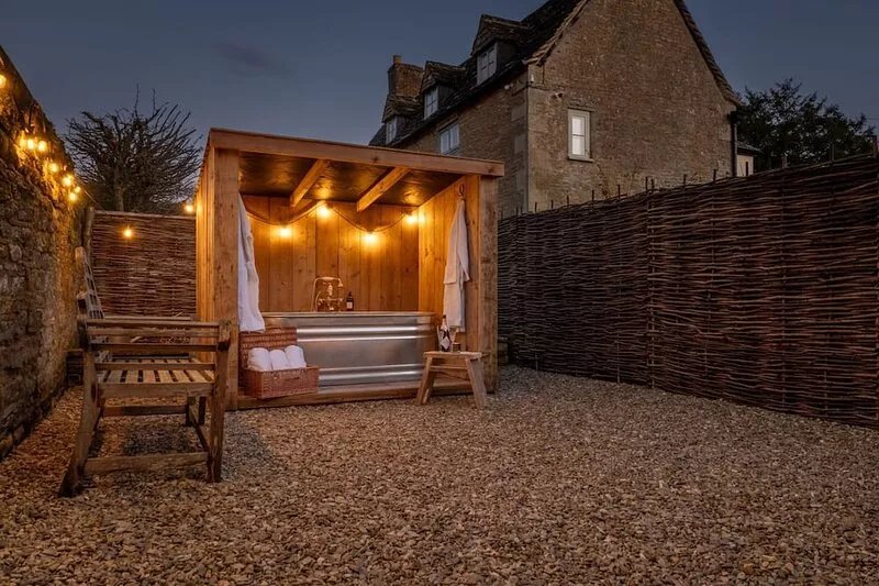 Fabulously presented dog friendly holiday cottage with outside tub - The Coach