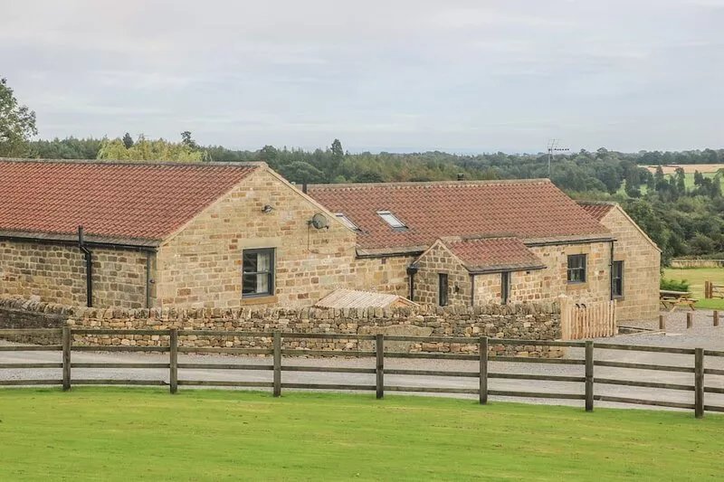 SALLY'S BARN, family friendly, luxury holiday cottage in Grantley