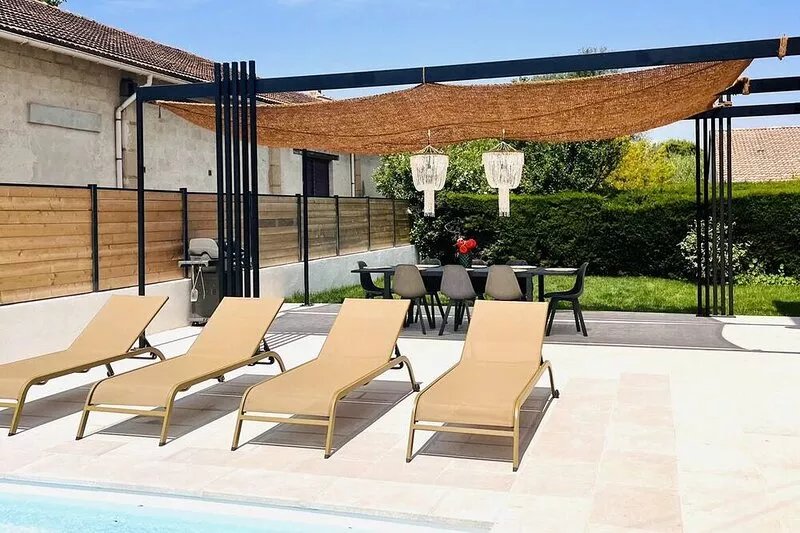 House with swimming pool close to town center
