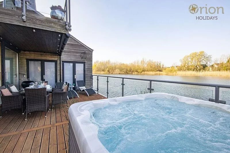 Waters Edge 05, Amaranth Lodge (P)