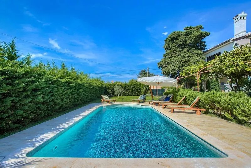 Spacious & peaceful holiday home with a large landscaped garden and private pool