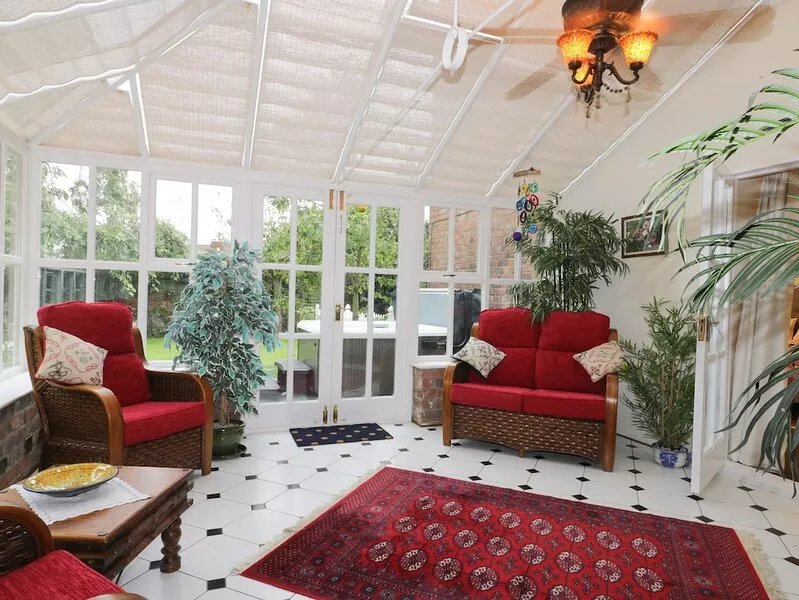 ASH TREE LODGE, pet friendly, with hot tub in Burton Pidsea