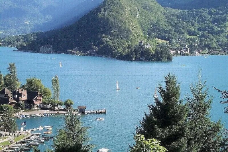 CHALET with panoramic view of the bay of Talloires and Tournette