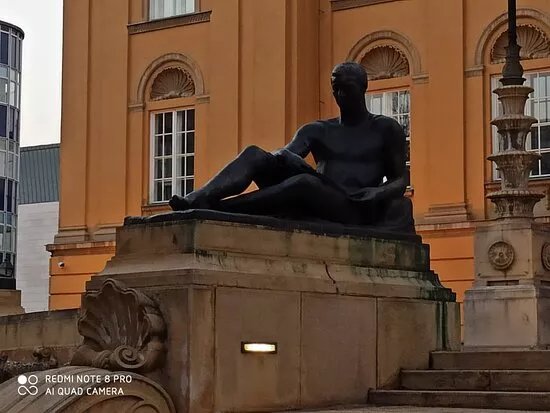 Allegorikus szobrok a Deri muzeum elott