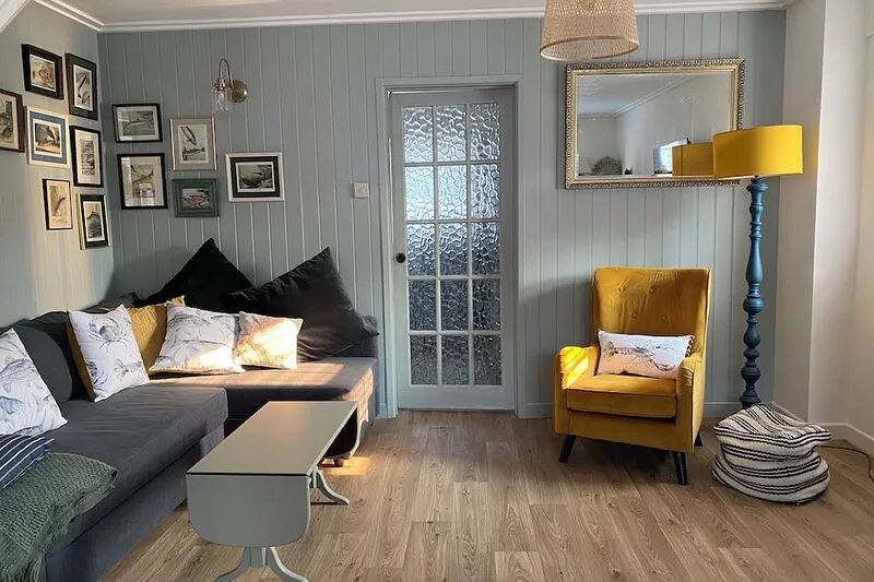 Cosy two-bed beach house, great location, one minute walk to Exmouth sea front