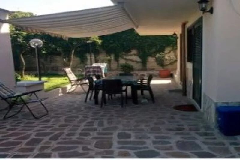 CASESCAURI - LIMONI, apartment in a villa 100m from the sea