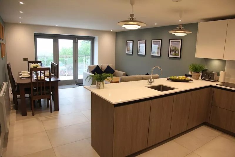 3 CLOUGH COTTAGES, pet friendly, with a garden in Hurst Green