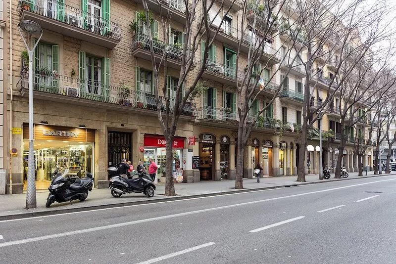 Apt. Quiet & Bright in heart of Barcelona. Fully equipped.