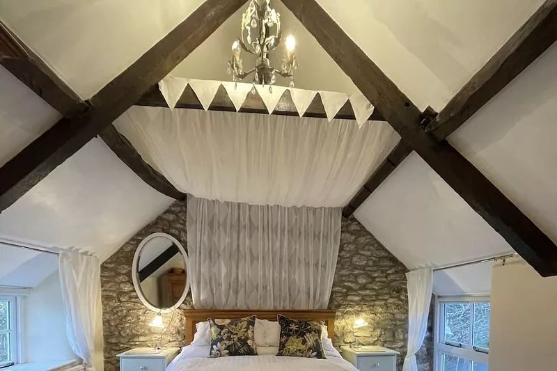 400 year old cottage near Wells, Cheddar and Glastonbury. Dog and child friendly