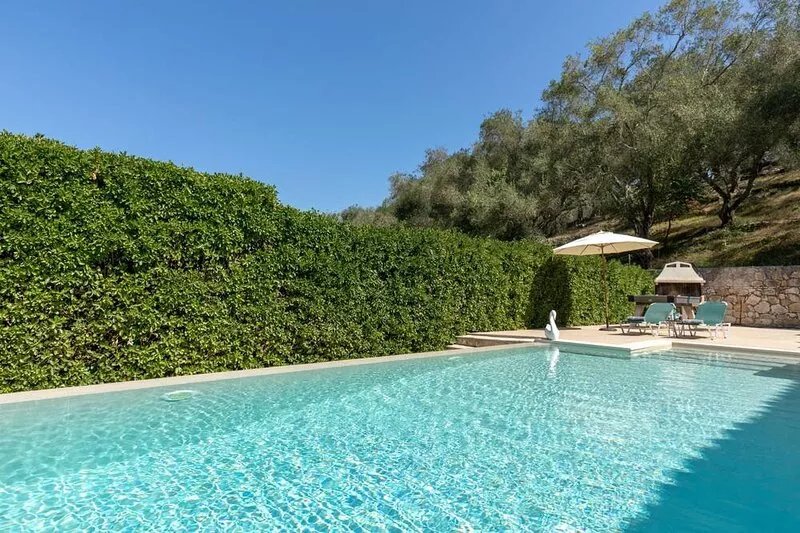 Luxury villa, heated pool, secluded in Saint Stefanos Sinies