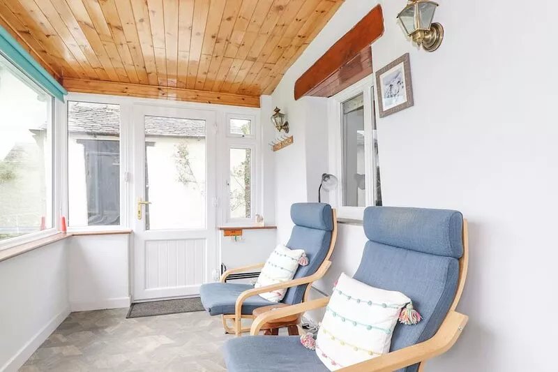 SQUIRREL COTTAGE, pet friendly, with open fire in Bassenthwaite