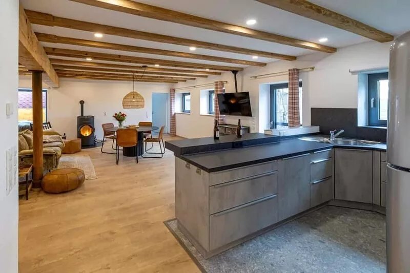 Single-storey living on a farm in a secluded location. Extensive fields and