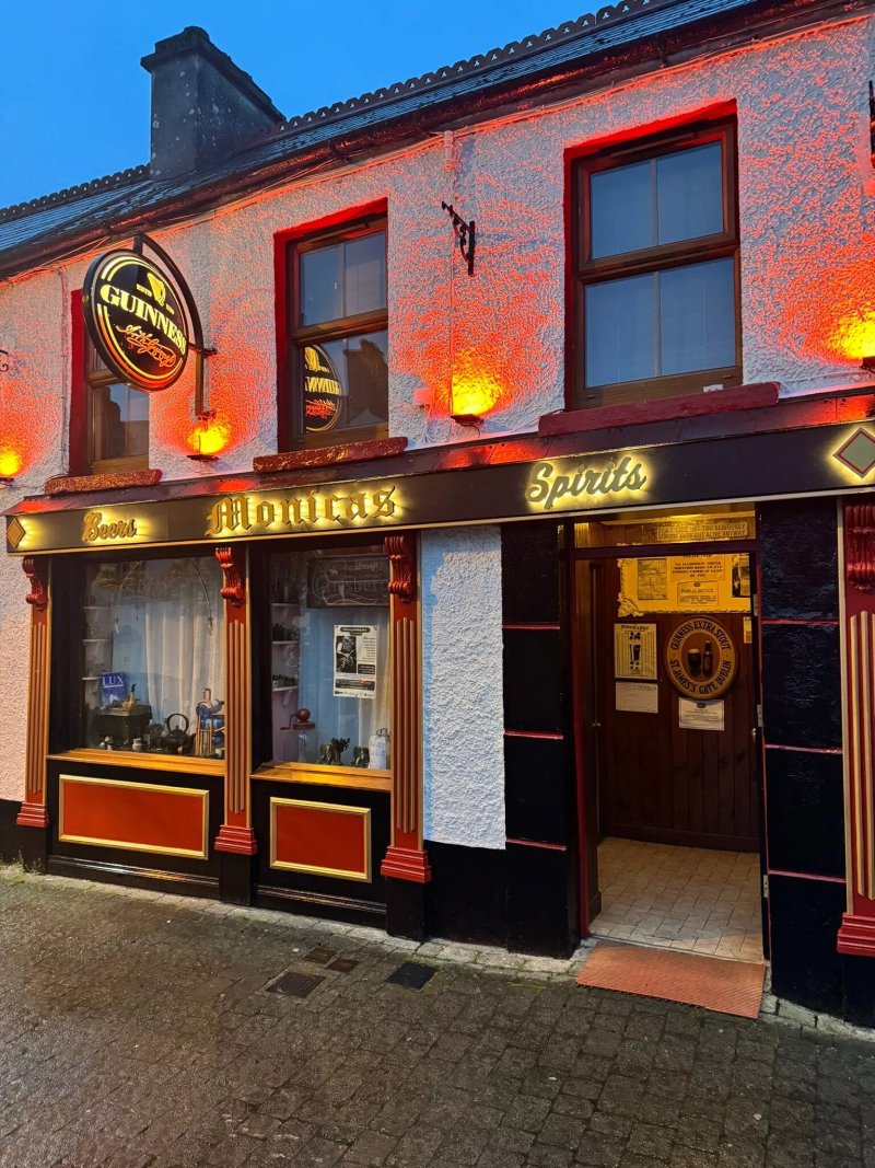 Monica's Pub