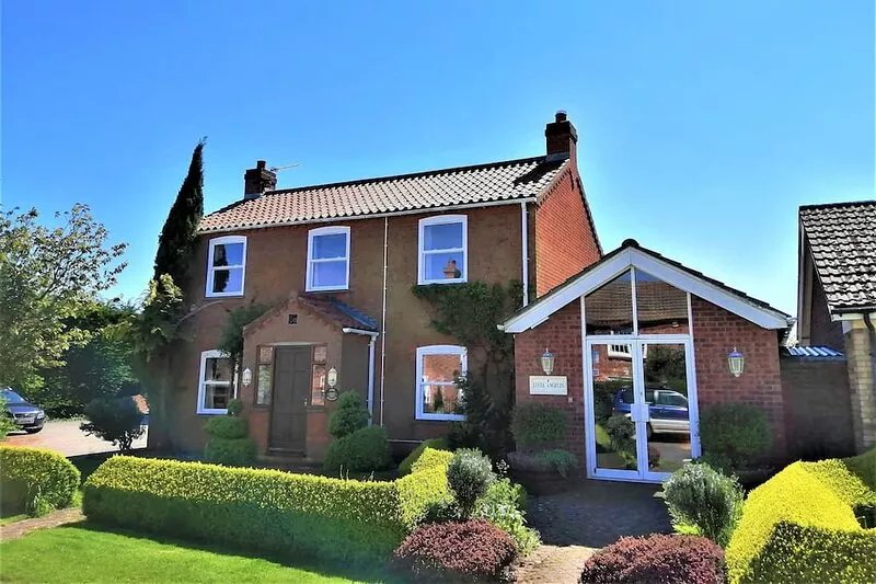 Charming Rose Cottage 3 bedroom home sleeps 7