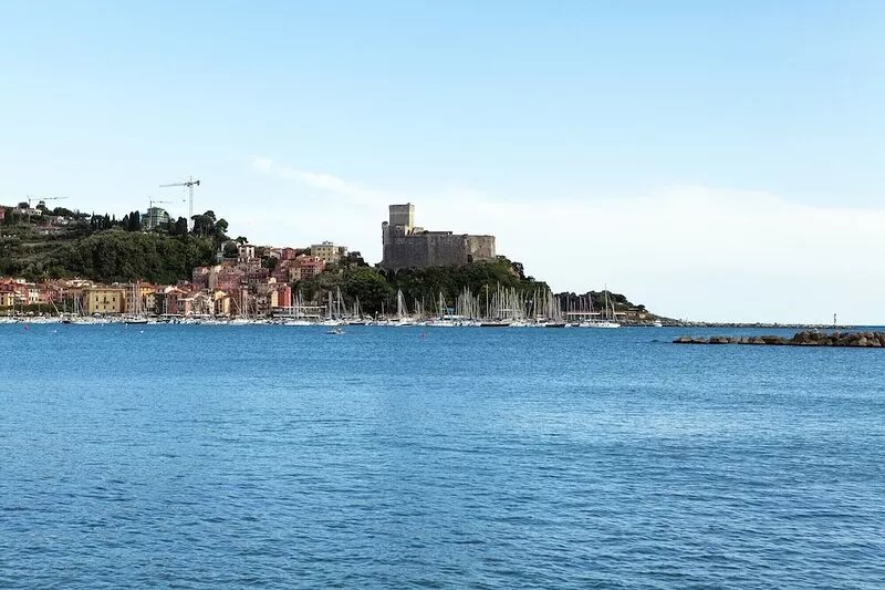 Apartment in villa + large garden with beach and golf at 50 mt
