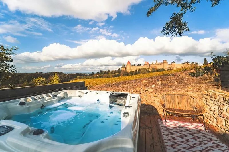 200 meters from the Cité, luxury 2jacuzzis villa and heated swimming pool