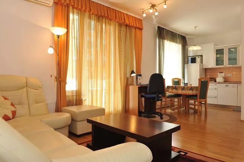 Anita Tour As / Central 1BR App, free garage, AC, Wi-Fi, 7min walk from old