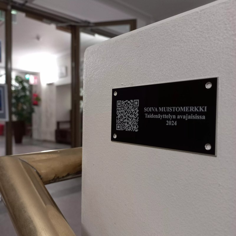 Soiva Muistomerkki - Taidenayttelyn Avajaisissa