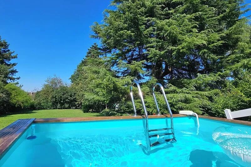 Beautiful villa with pool near Disneyland and Paris