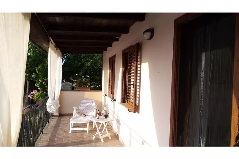Detached cottage portion close to the sea