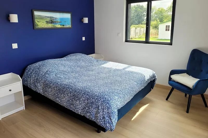Bright new wooden house with enclosed garden 5 minutes from the beach