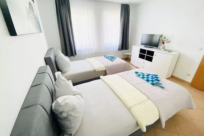 Moderne Ferienwohnung mit 3 Schlafzimmern, Küche und Bad