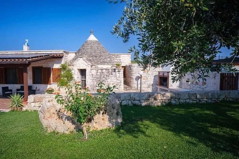 TRULLO IN PRIVATE COTTAGE, SWIMMING POOL, GARDEN, ANCIENT OLIVE TREES, WI-FI