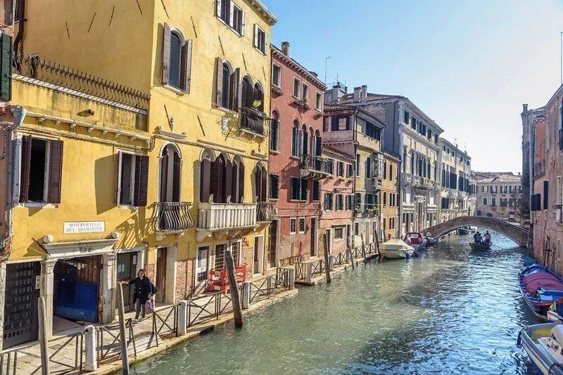 Refined luxury apartment in a 15th century Palazzo with canal view
