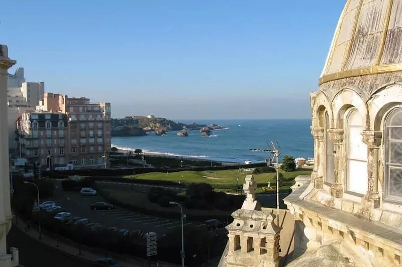 RIGHT IN THE CENTER OF TOWN - SUPERB OCEAN VIEW APARTMENT