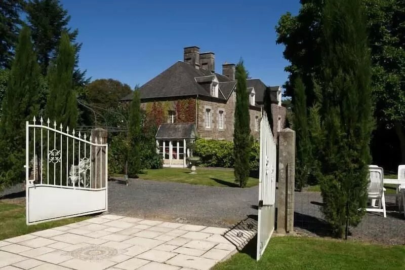 Château next to village Of Hambye, hot tub , outdoors and indoors private pools